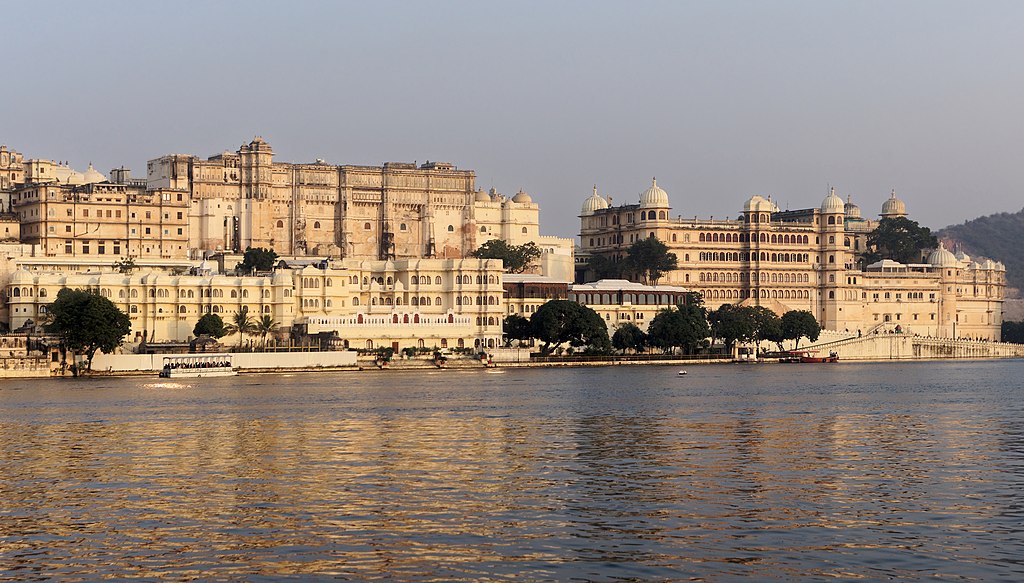 Jakub Hałun, CC BY-SA 4.0 <https://creativecommons.org/licenses/by-sa/4.0>, via Wikimedia Commons-Places to Visit in Udaipur