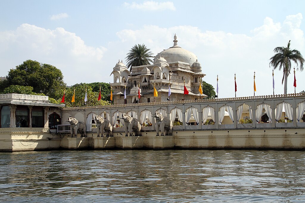 Gerd Eichmann, CC BY-SA 4.0 <https://creativecommons.org/licenses/by-sa/4.0>, via Wikimedia Commons-Places to Visit in Udaipur