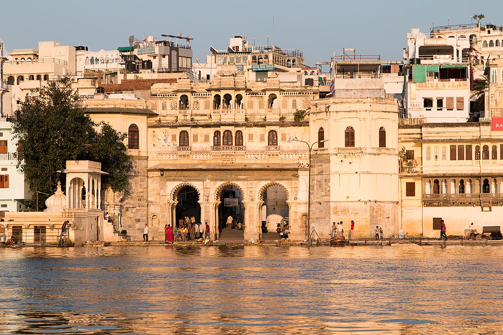 [  Daniel VILLAFRUELA, CC BY-SA 3.0 <https://creativecommons.org/licenses/by-sa/3.0>, via Wikimedia Commons-Places to Visit in Udaipur