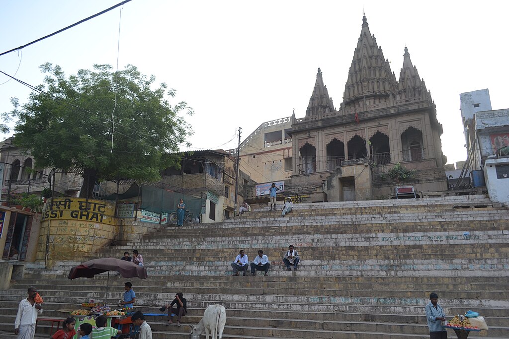 Nandanupadhyay, CC BY-SA 3.0 <https://creativecommons.org/licenses/by-sa/3.0>, via Wikimedia Commons-Varanasi Travel Guide