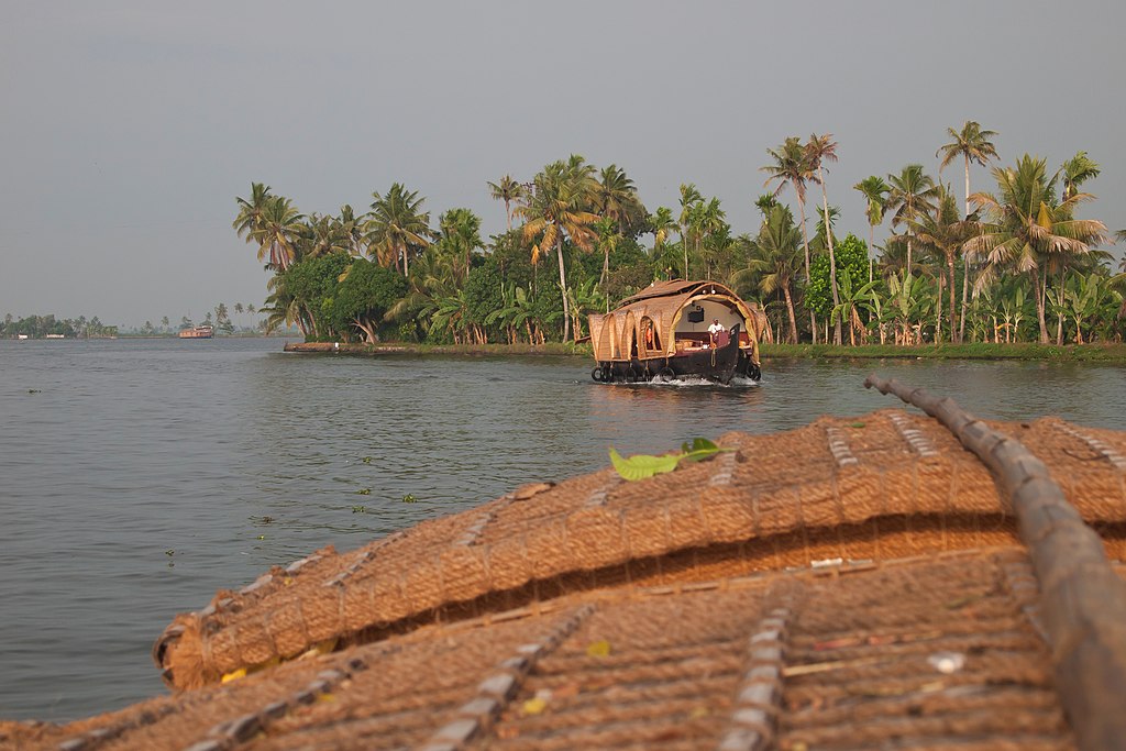 https://commons.wikimedia.org/wiki/File:Kerala_backwaters,_Vembanad_Lake,_Houseboats,_India.jpg-Famous Lakes in India