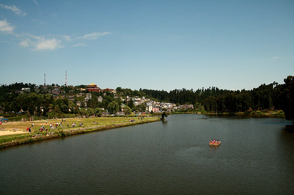 Benoy, CC BY-SA 3.0 <https://creativecommons.org/licenses/by-sa/3.0>, via Wikimedia Commons-Famous Lakes in India