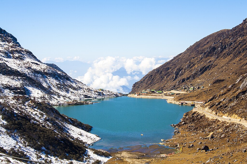 Indrajit Das, CC BY 3.0 <https://creativecommons.org/licenses/by/3.0>, via Wikimedia Commons-Famous Lakes in India