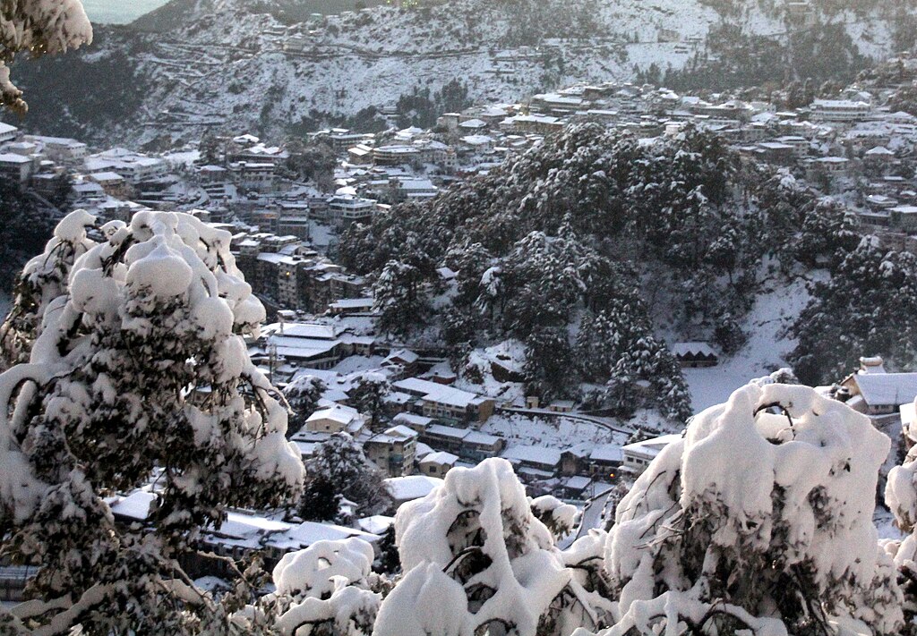 Paul Hamilton, CC BY-SA 2.0 <https://creativecommons.org/licenses/by-sa/2.0>, via Wikimedia Commons-Snowfall in Uttarakhand