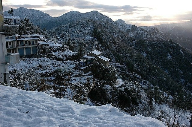 Vaibhav 369, CC BY-SA 4.0 <https://creativecommons.org/licenses/by-sa/4.0>, via Wikimedia Commons-Snowfall in Uttarakhand