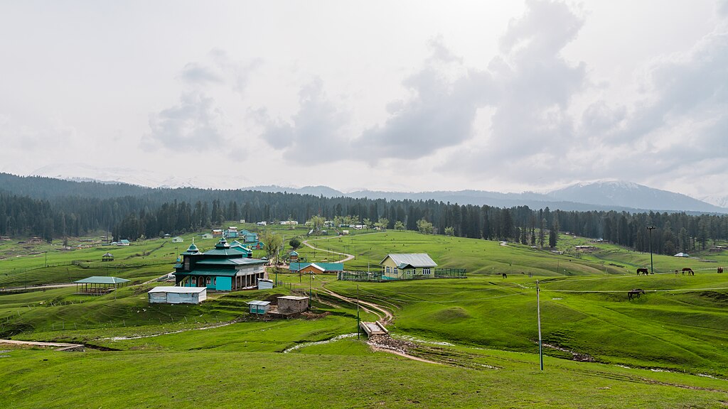 Suhail Skindar Sofi, CC BY-SA 4.0 <https://creativecommons.org/licenses/by-sa/4.0>, via Wikimedia Commons-Day Trips from Srinagar