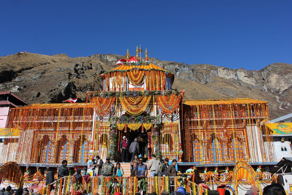 Traveltonirvana, CC BY-SA 4.0 <https://creativecommons.org/licenses/by-sa/4.0>, via Wikimedia Commons-Badrinath Temple Opens